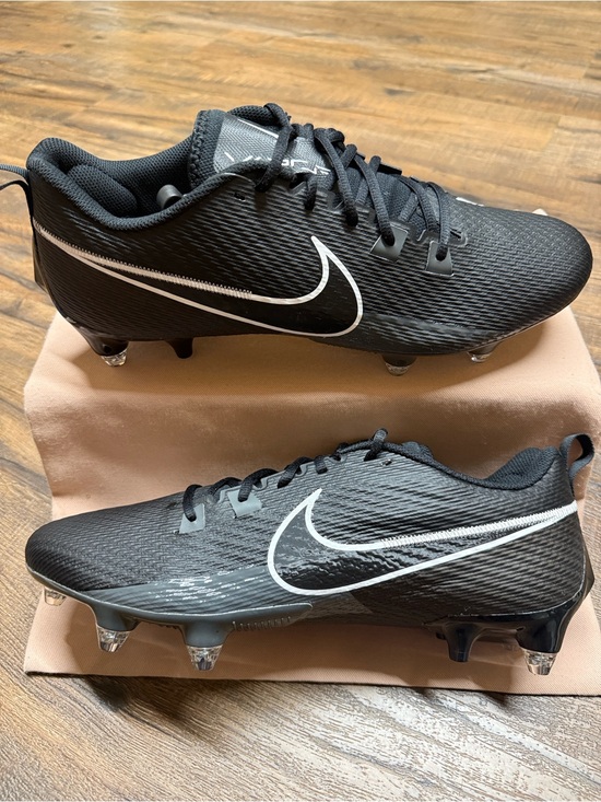 Nike Men\'s Black Athletic Cleats with Metallic Studs main image 8